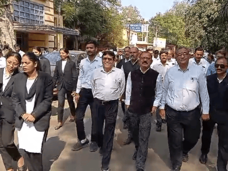शिवपुरी में वकील की हत्या का खरगोन में विरोध:कोर्ट में कामकाज बंद, प्रोटेक्शन एक्ट लागू करने की मांग