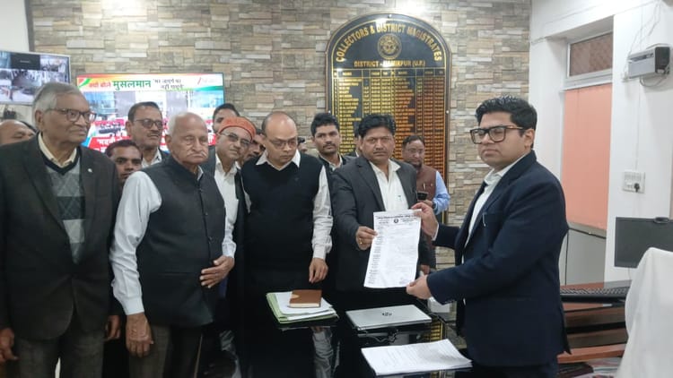 Hamirpur News: अधिवक्ता की हत्या पर आक्रोश, डीएम को सौंपा ज्ञापन