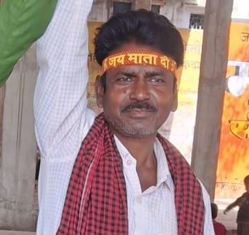 Banda News: सड़क हादसे में बाइक सवार मजदूर की मौत, युवक घायल