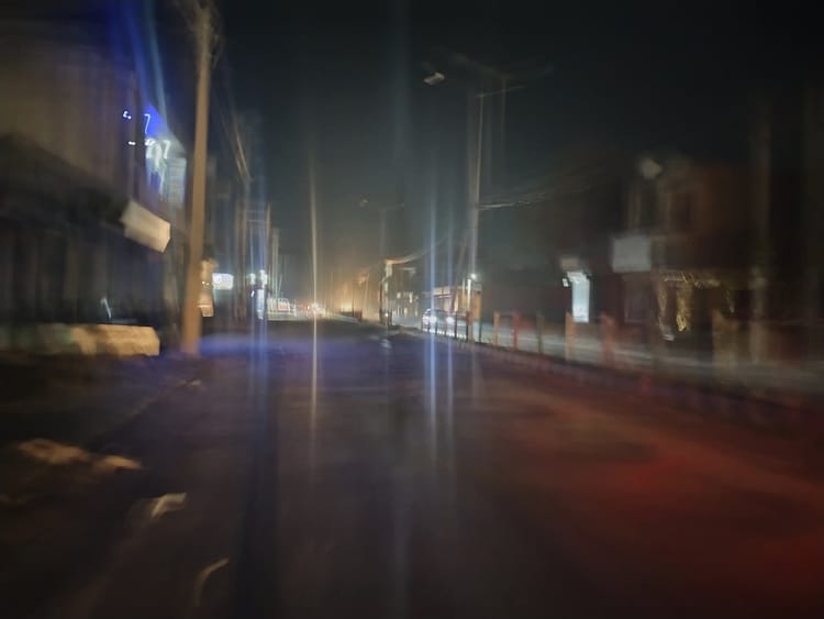 Fatehabad News: भट्टू रोड पर झुकी ग्रिलें, बंद लाइटें उजागर कर रही विभागों की लापरवाही