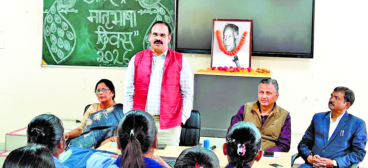 Dhanbad News: मातृभाषा हमें अपनी जड़ों से जोड़ती है : डॉ. संजय