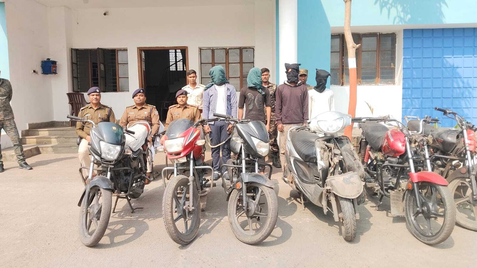 Dhanbad News: बाइक चोर गैंग का भंडाफोड़, चार गिरफ्तार, छह मोटरसाइकिल बरामद