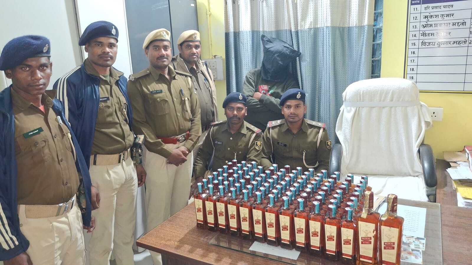 37 लीटर विदेशी शराब के साथ तस्कर गिरफ्तार, बाइक जब्त