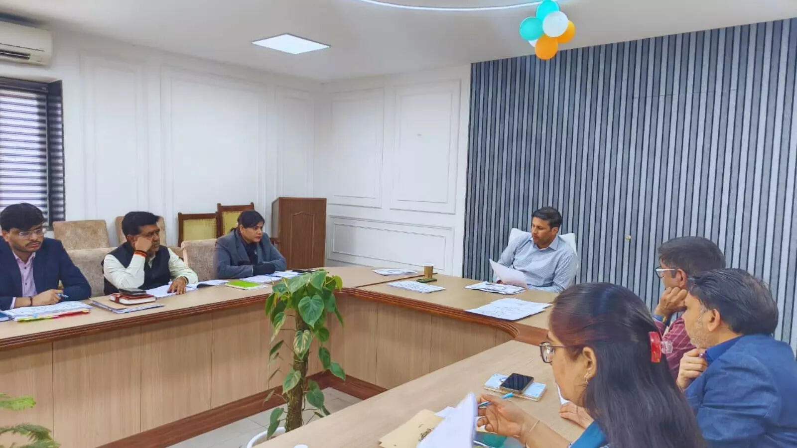 गाजियाबाद में डीएम मांदड़ का अधिकारियों को अल्टीमेटम, खराब प्रदर्शन करने पर रोक दी जाएगी सैलरी