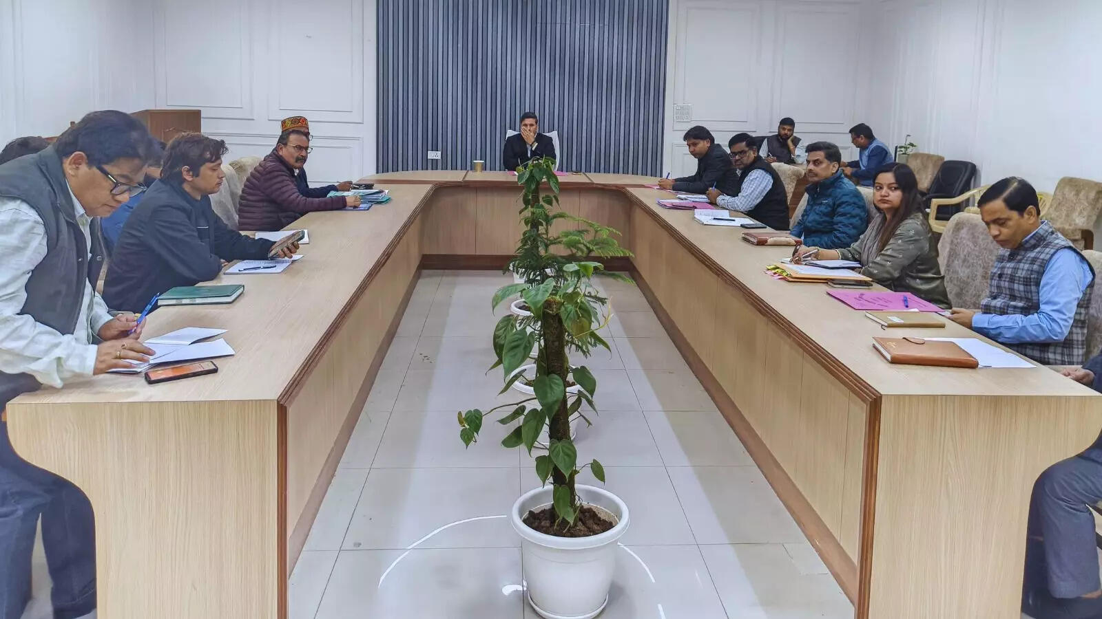 ‘30 दिन में सुधारो सड़कें, हादसा हुआ तो विभाग होगा जिम्मेदार’, गाजियाबाद डीएम ने दी सख्त चेतावनी