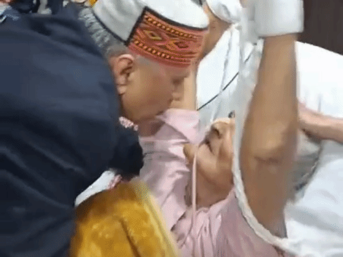 बार एसोसिएशन अध्यक्ष जीत के बाद मां से लिपटकर रोए-VIDEO:बोले...मां के आशीर्वाद से चुनाव में मिली जीत, बगैर चुनाव प्रचार साथियों ने जिताया