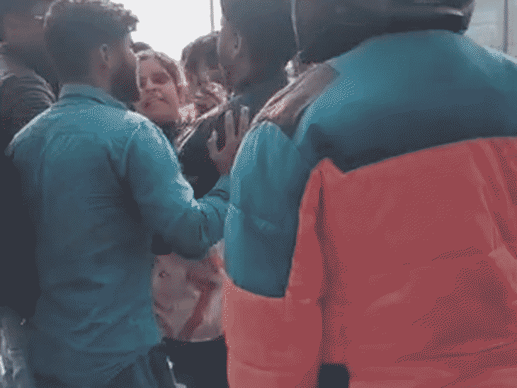 वेलेंटाइन डे पर पति ने पत्नी को प्रेमी संग पकड़ा,VIDEO:हापुड़ में बीच सड़क पर पीटा, लवर को बचाती रही महिला