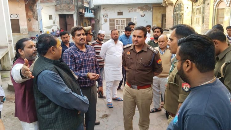 Bulandshahr News: बड़ी होली मोहल्ला में होलिका दहन स्थल पर गिरे पशु अवशेष, लोगों में रोष; मौके पर पहुंची पुलिस