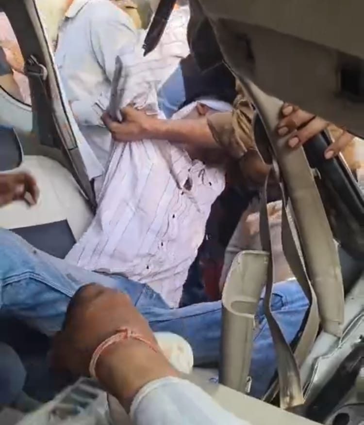 Fatehabad News: तेज रफ्तार कार पेड़ से टकरा कर पलटी, पांच युवक घायल