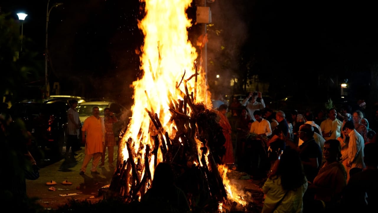 Holika Dahan 2026: होलिका की अग्नि में ये चीजें भूलकर भी न डालें, वरना लगेगा पाप!