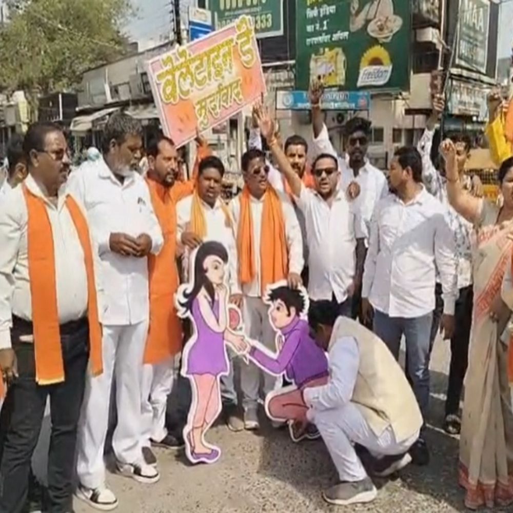 शिवसेना ने वेलेंटाइन डे का विरोध कर पुतला जलाया:बिलासपुर में बाइक रैली निकाली, युवाओं को मातृ-पितृ दिवस मनाने की सलाह दी