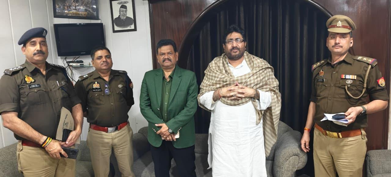 लखनऊ में रमज़ान व आगामी जुलूसों को लेकर पुलिस-प्रशासन सतर्क, मौलाना यासूब अब्बास से अहम मुलाक़ात