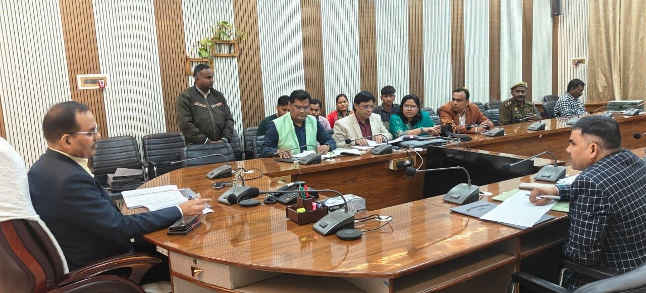 शासन द्वारा निर्धारित मानकों एवं दिशा-निर्देशों का पूर्ण अनुपालन सुनिश्चित किया जाए- डीएम