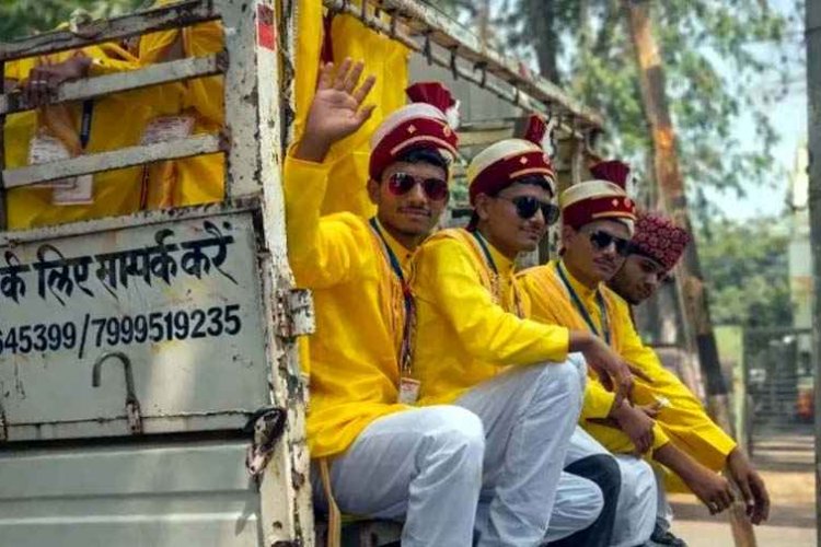 मुख्यमंत्री कन्या विवाह योजना के कार्यक्रम में दूल्हे बने ‘सामान’, मालवाहक गाड़ियों में ठूंसकर पहुंचाई गई बारात, आयोजन की व्यवस्था पर उठ रहे सवाल