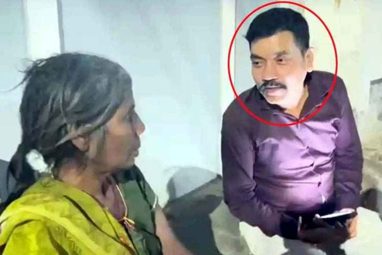 बच्चा चोर की अफवाह में बुजुर्ग महिला को पूर्व कांस्टेबल ने धमकाया, वीडियो सोशल मीडिया में जमकर वायरल, लोगों में असुरक्षा की भावना