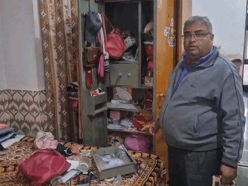 रिटायर्ड सब इंस्पेक्टर के घर चोरी की वारदात:सोने-चांदी के जेवरात और 40 हजार नगदी चुराई, शादी में गया था परिवार