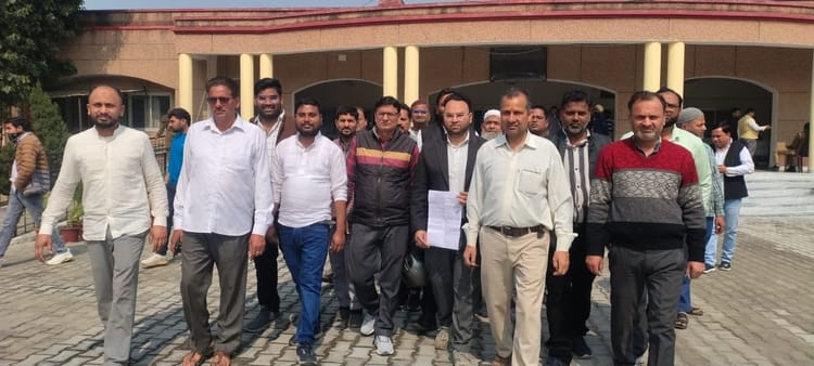 Amroha News: शहर में मार्ग चौड़ीकरण के प्रस्ताव का व्यापारियों ने किया विरोध, प्रदर्शन