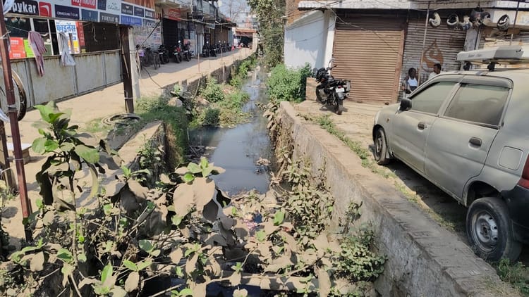 Basti News: खुले नाले तो कहीं खोद कर छोड़े गड्ढे, रास्ते जानलेवा