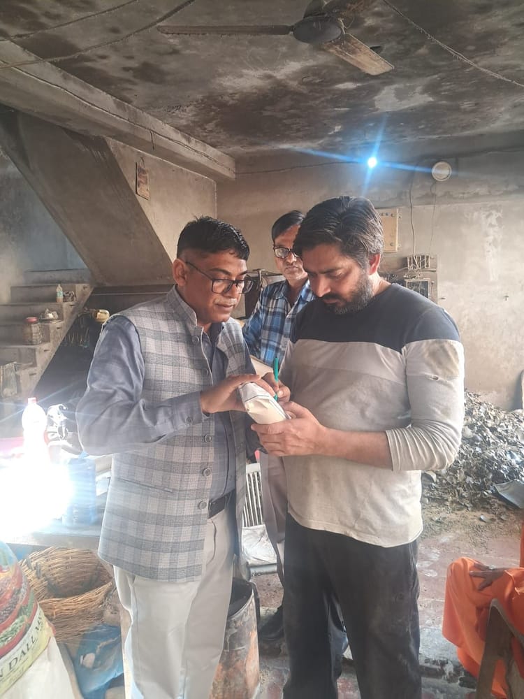 Firozabad News: 300 लीटर खाद्य तेल सीज, एक क्विंटल मिठाई नष्ट कराई