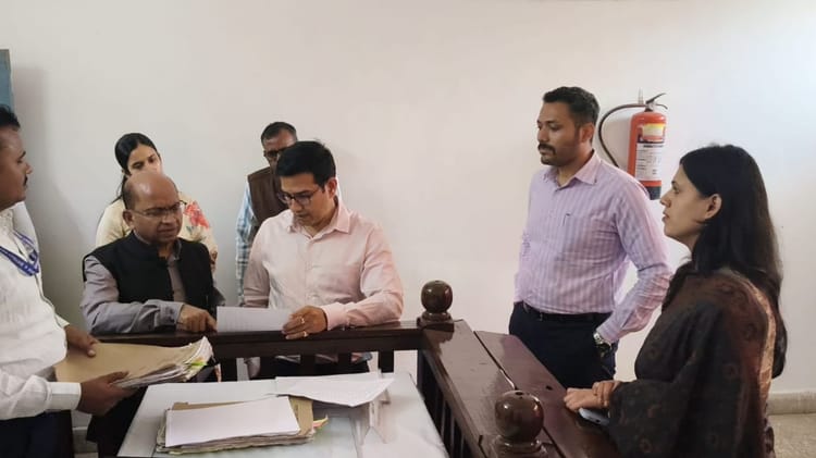 Sultanpur News: शिकायतकर्ताओं के फीड बैक को मंडलायुक्त ने सराहा