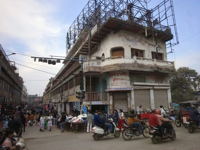 Agra News: राजा मंडी बाजार में ध्वस्त होंगे सड़क पर खड़े अवैध निर्माण