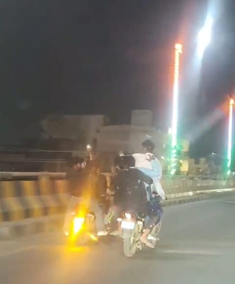 Firozabad News: बाइक पर स्टंटबाजी का वीडियो वायरल