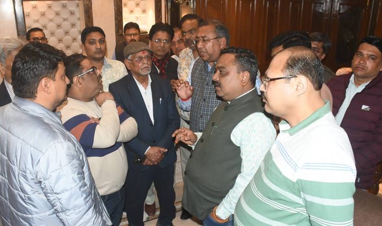 Meerut News: एक करोड़ की ज्वेलरी ले गया ठग, ज्वेलर्स और बुक डिपो संचालक भिड़े