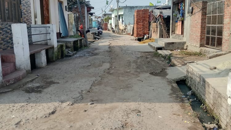 Pilibhit News: पाइपलाइन डालकर खोदकर छोड़ दीं सड़कें...ठोकरें खा रहे राहगीर