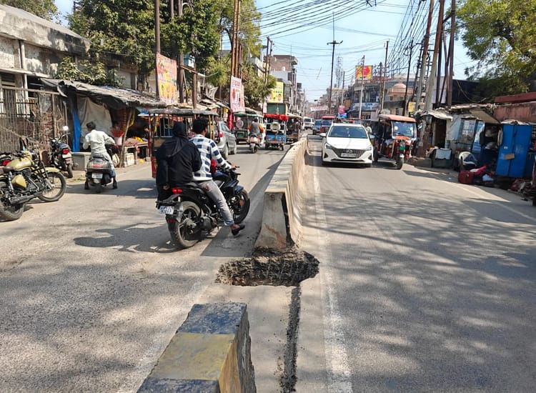 Bulandshahar News: नगर में यूनीपोल लगाने को खुदी पड़ीं सड़कें, हादसे की संभावना