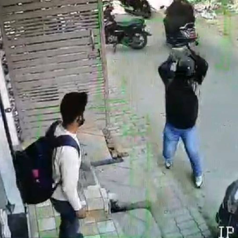 झांसी में डॉक्टर ने पत्थर बरसाए, राहगिर को पीटा, VIDEO:सरिया से मेडिकल स्टोर में तोड़फोड़ की, पानी की मोटर न चलाने से नाराज थे