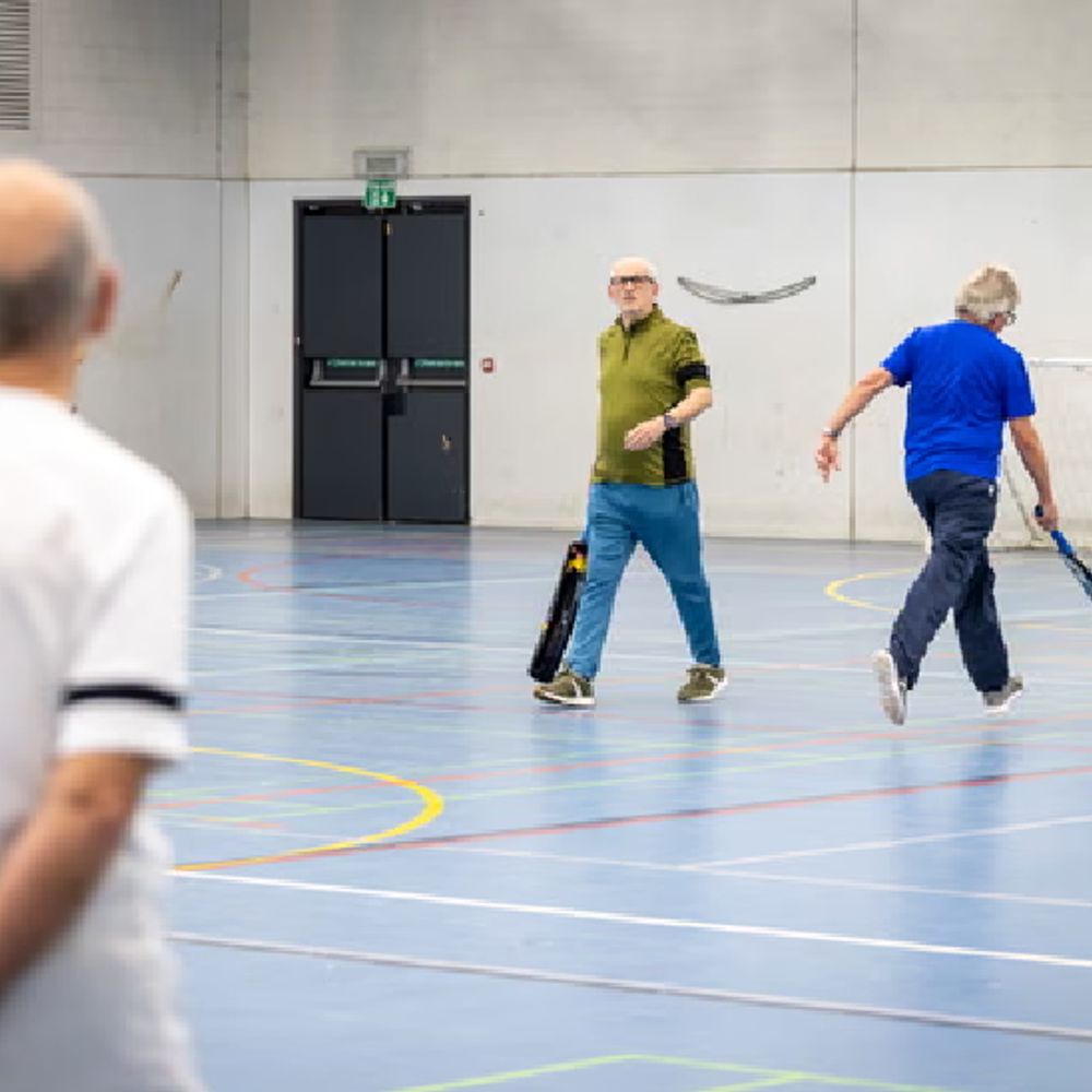 वॉकिंग क्रिकेट, खिलाड़ियों को मिल रहा ‘बैजबॉल’ का मजा:ब्रिटेन में 87 की उम्र तक के लोग खेल रहे; बैटर आउट होने के बाद भी खेलता रहता है, आधा रन लेने की छूट
