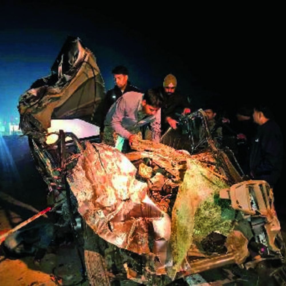 ग्वालियर-भिंड हाईवे पर भीषण हादसा:वैन-बस भिड़ंत में 5 लोगों की मौत, 5 सीटर वैन में भरी थीं 11 सवारियां