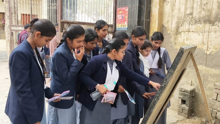 Mathura News: कड़ी निगरानी में शुरू हुई यूपी बोर्ड की परीक्षाएं