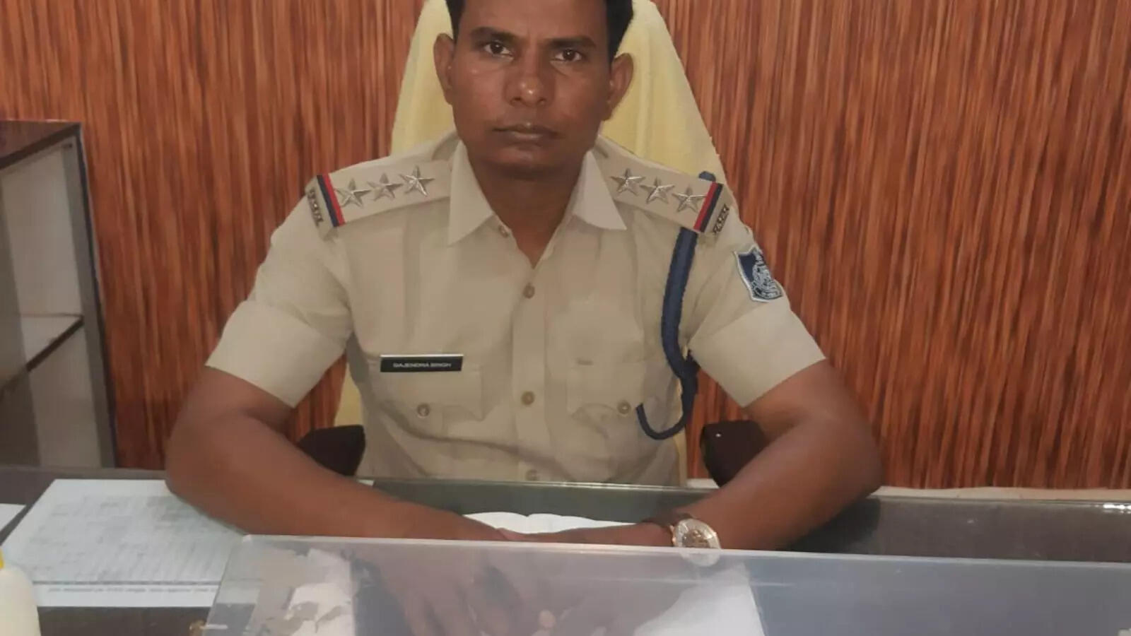 रीवा में आरोपी के गहने पुलिस ने दबाए, वर्दी में 'चोरी' करने वाले थाना प्रभारी समेत दो कॉन्स्टेबल सस्पेंड