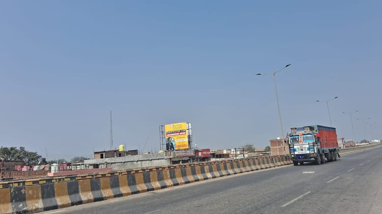 Mirzapur News: पालिका से बिना पूछे छतों पर लगा दिए होर्डिंग्स