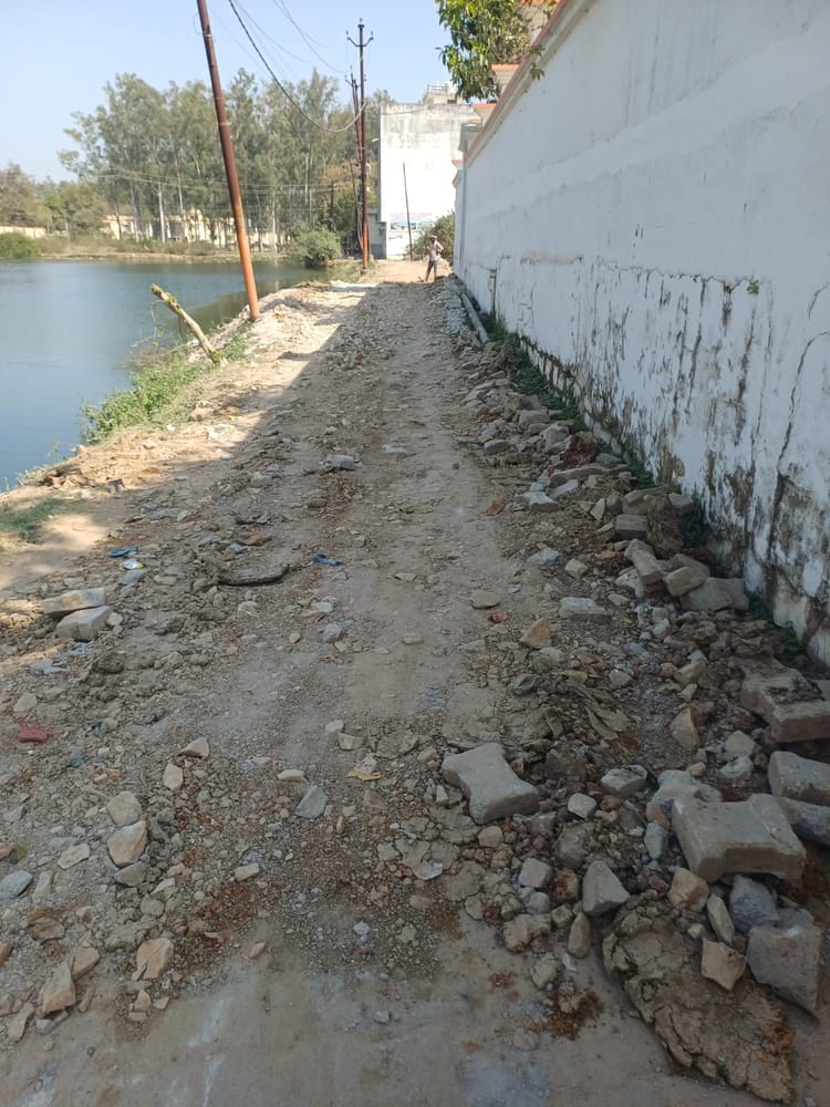 Sonebhadra News: पाइप लाइन बिछाने के बाद खोदी गई सड़कें नहीं बनाईं