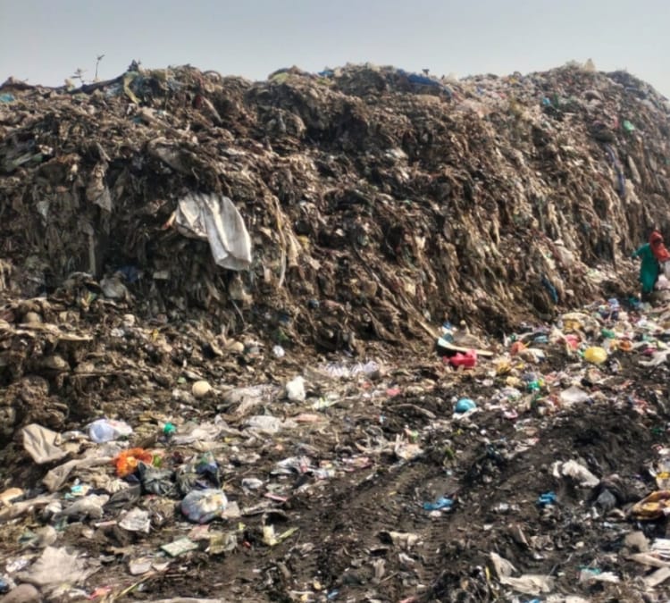 Hapur News: जमीन खरीदने में देरी से बढ़ी परेशानी, सड़कों पर लगा कूड़े का ढेर