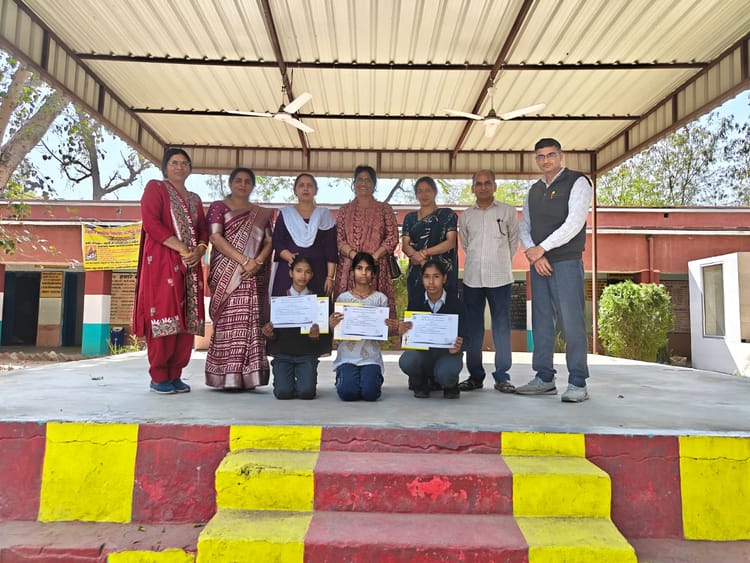 Rewari News: बुनियाद लेवल-2 की परीक्षा में सफल तीन छात्राएं सम्मानित