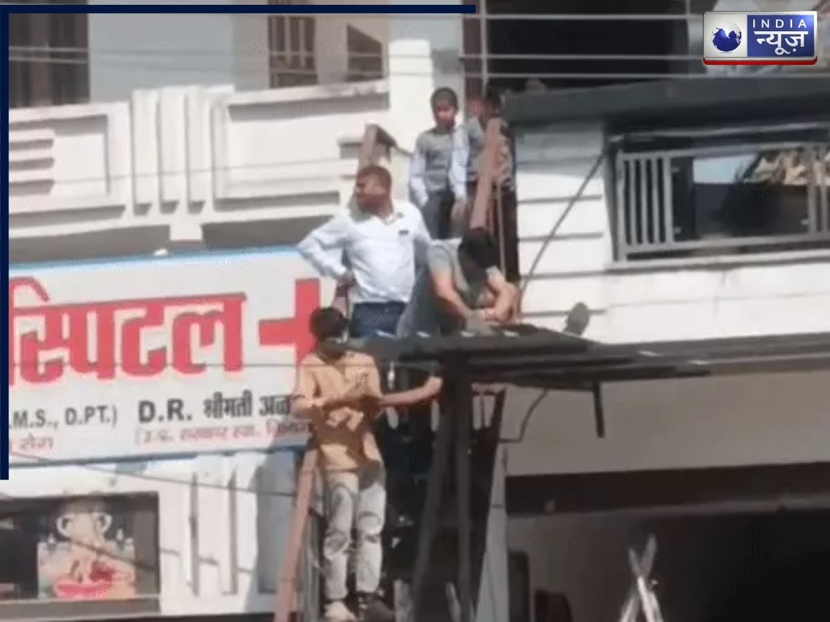 बुलंदशहर में HT लाइन की चपेट में आया मजदूर, युवक ने CPR देकर बचाई जान, टिनशेड लगाते समय करंट लगा