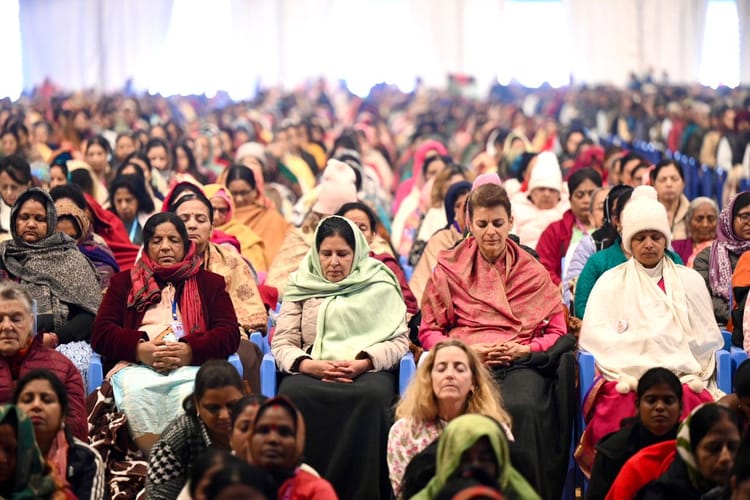 Shahjahanpur News: वसंत उत्सव के तीसरे चरण की शुरुआत...हजारों अभ्यासियों ने किया गुरुसत्ता को प्रणाम