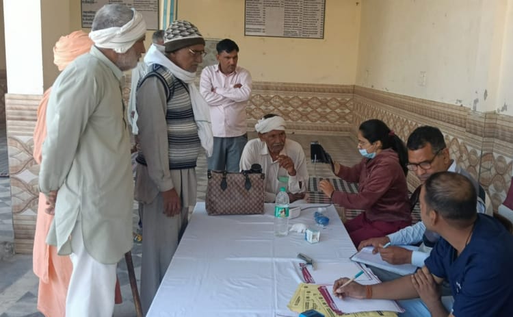 Rewari News: शिविर में 75 मरीजों की जांच कर दिया परामर्श