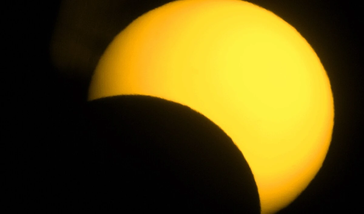 Surya Grahan 2026: साल का पहला सूर्य ग्रहण आज, जानें India में क्या है Time और सूतक काल का नियम