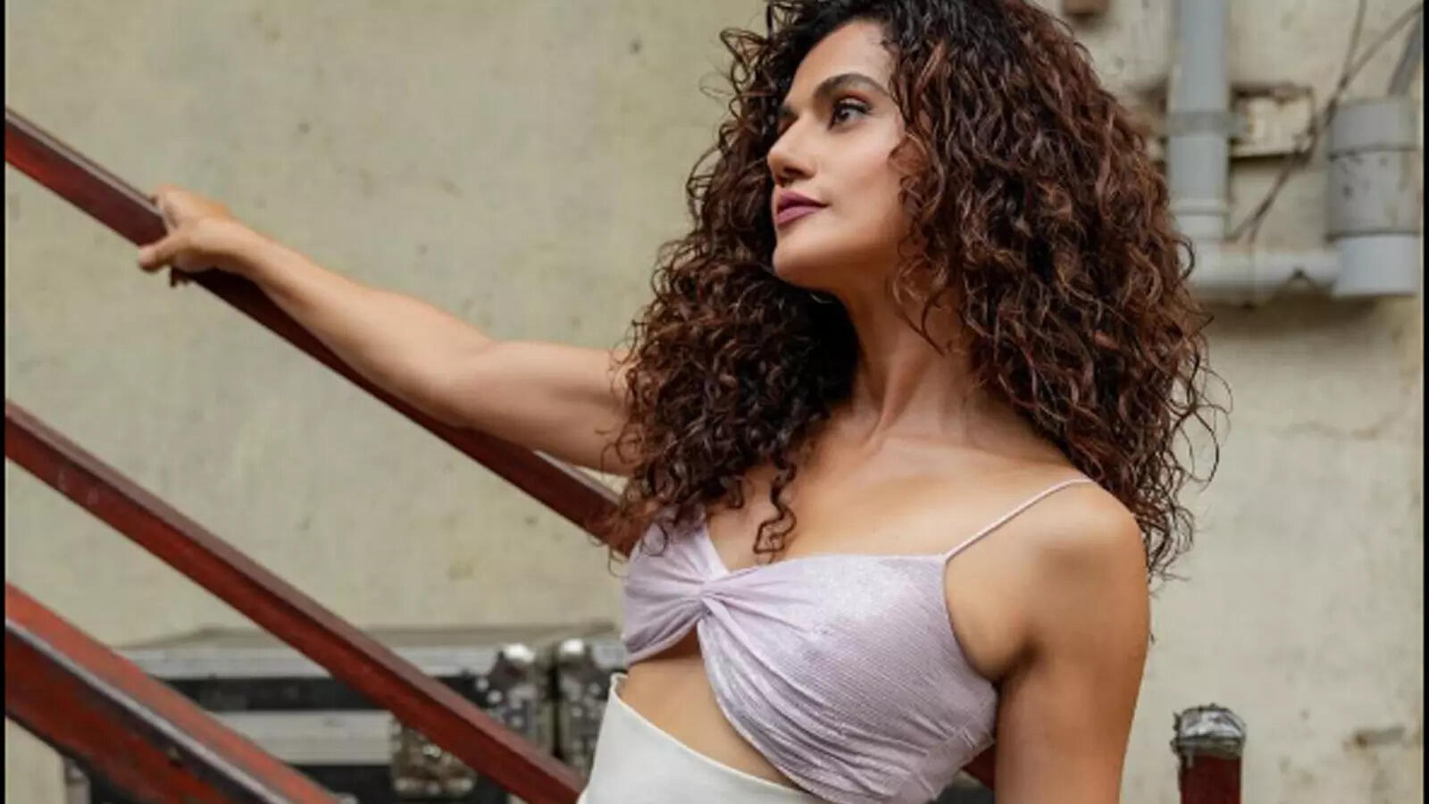 तापसी पन्नू बोलीं- साउथ डायरेक्टर सीन के बीच में पैडेड ब्रा पहनने कहते, वापस आओ तो सब अलग दिखता है, शर्मनाक!