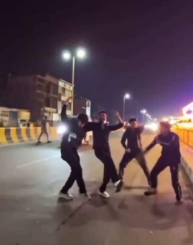 Firozabad News: हाईवे पर जान जोखिम में डालकर युवाओं ने बनाई रील, वीडियो वायरल