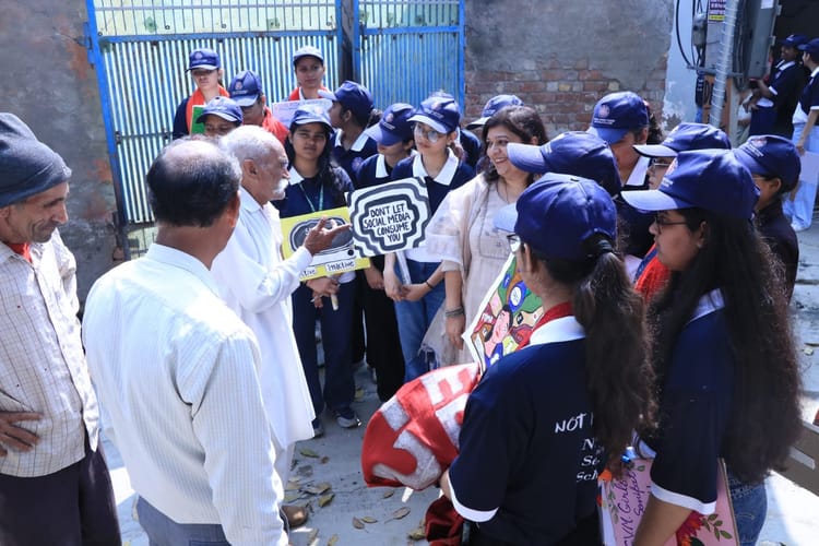 तनाव की ओर धकेलती है सोशल मीडिया की लत : प्राचार्य