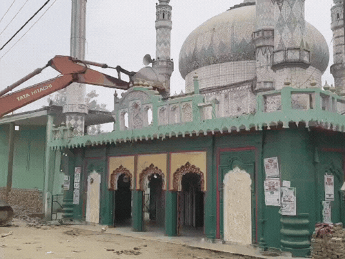 हाईवे चौड़ीकरण में आड़े आई दरगाह पर चला बुलडोजर:मुरादाबाद में राजमार्ग में आड़े आ रही थी हजरत रहीम चिश्ती की दरगाह