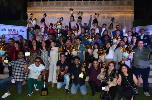 Agra News: दुर्गम रास्तों को मात देकर आगरा पहुंचे एडवेंचर रैली के जांबाज