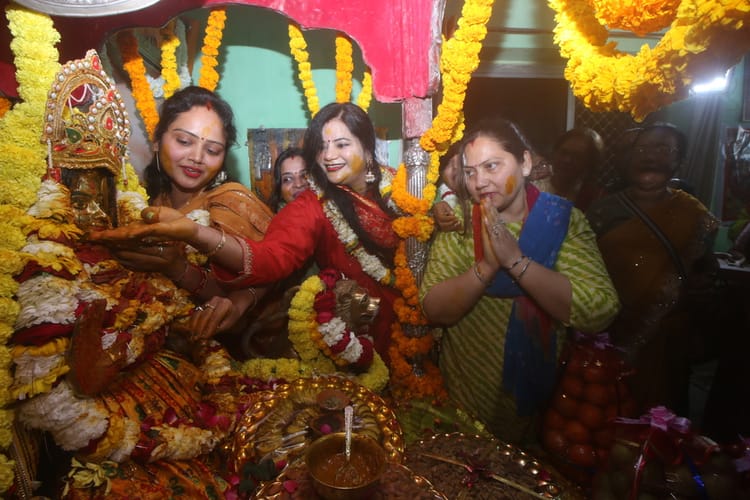 Varanasi News: 108 थालों के चढ़ावे के साथ मां गौरा को लगी अभिमंत्रित हल्दी