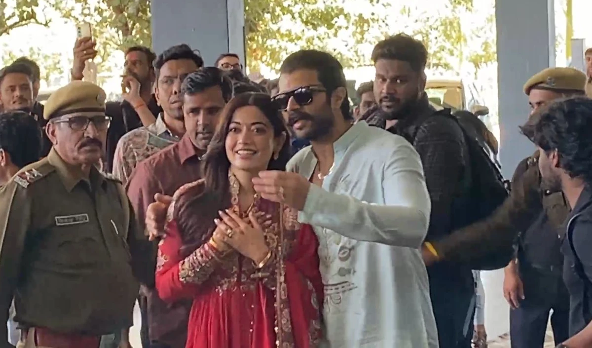 शादी के बाद पहली बार साथ दिखे Vijay-Rashmika, Udaipur में New Bride के देसी लुक ने जीता दिल