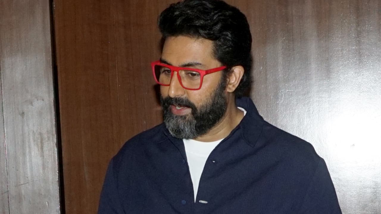Abhishek Bachchan ने मुंबई में बेची करोड़ों की प्रॉपर्टी, प्रति स्क्वायर फीट कीमत कर देगी हैरान!